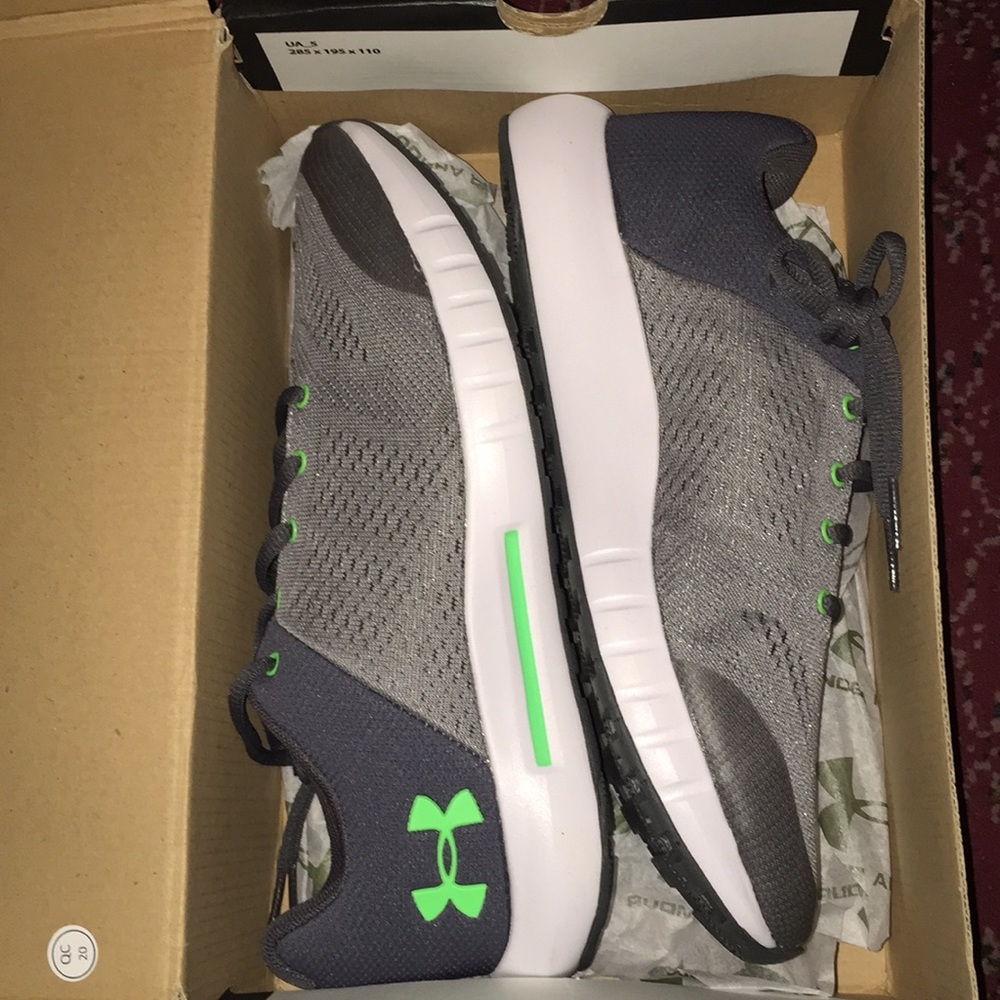 Brand new under Armor shoes for boy - Picture 4 of 5